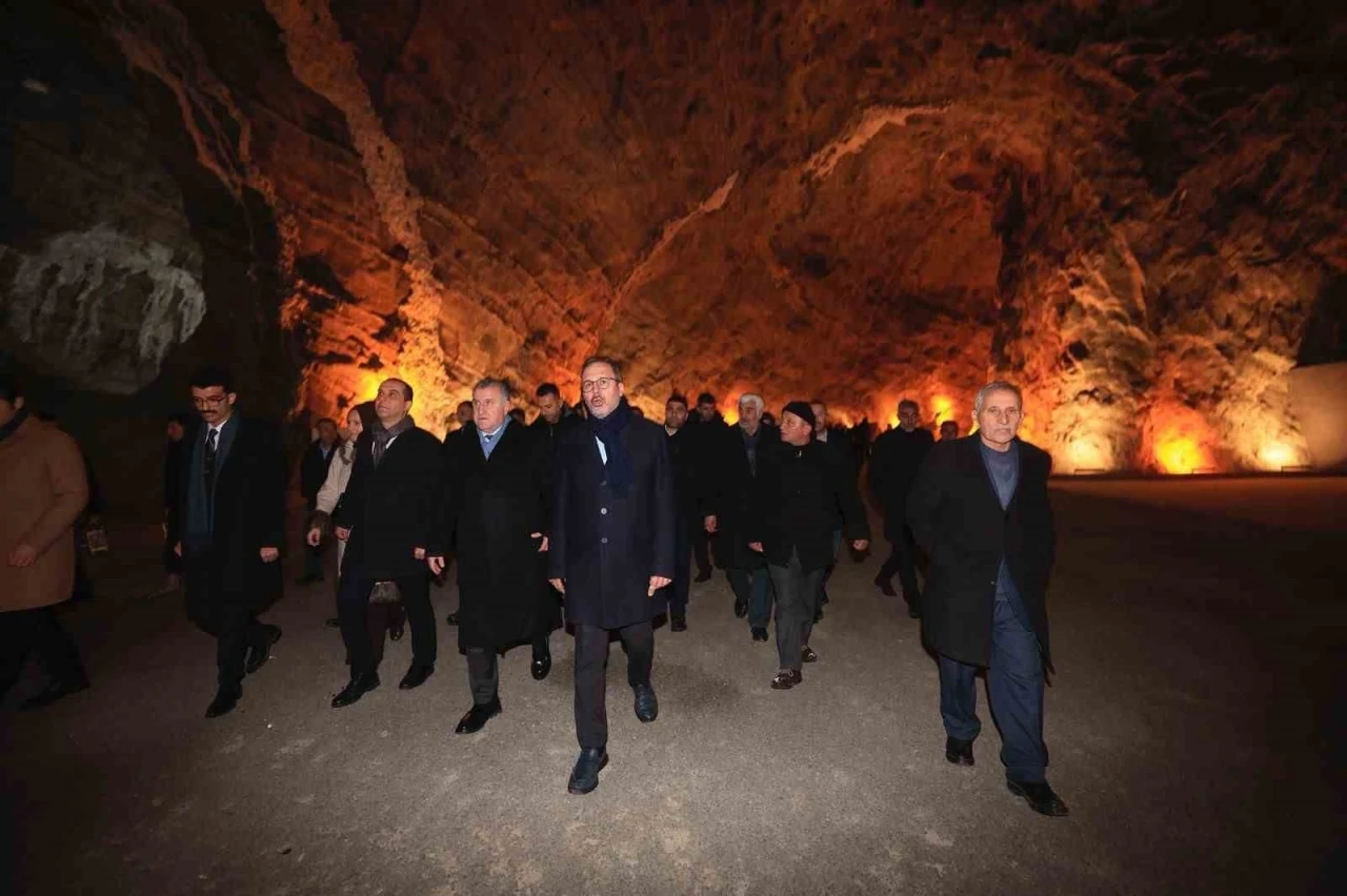 Kasapoğlu&rsquo;ndan Tuzluca Tuz Mağaraları&rsquo;na &ouml;vg&uuml;: "Mutlaka gidin g&ouml;r&uuml;n"
