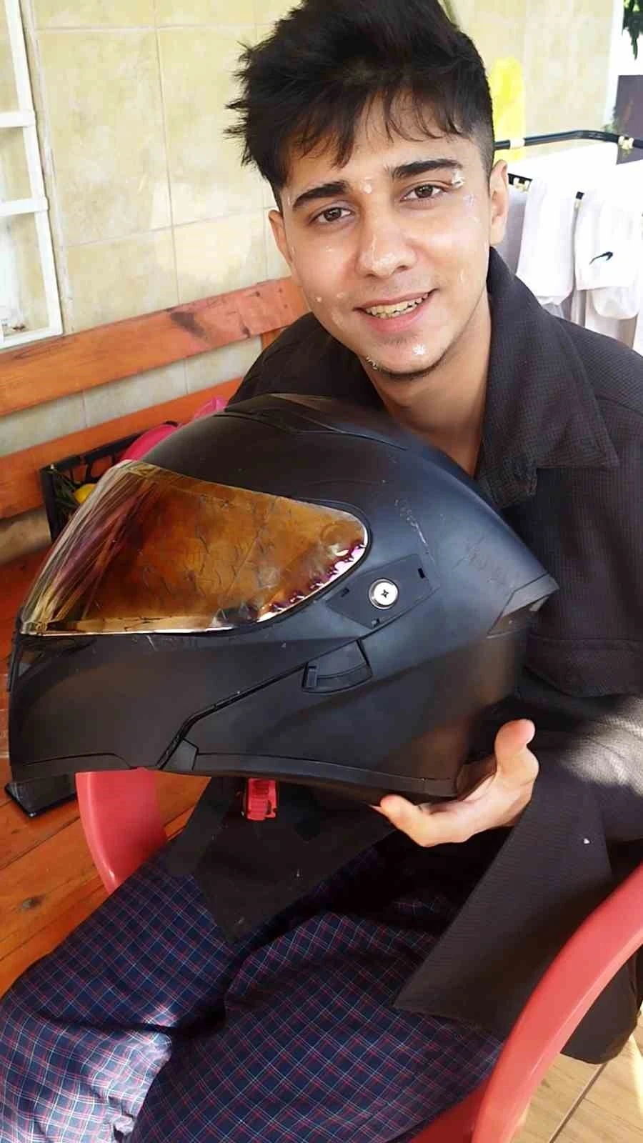 Kaskla yaşama tutunan motosikletli genç: "Polisler doğru söylüyormuş"
