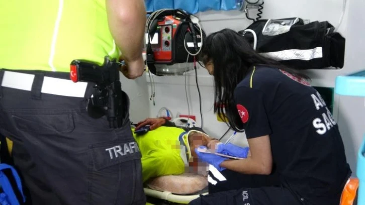 Kasksız &ccedil;oban motosikletle 30 metre s&uuml;r&uuml;klenerek ağır yaralandı
