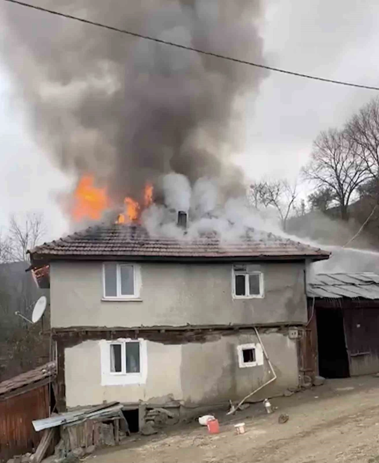 Kastamonu’da 2 katlı ev alev alev yandı
