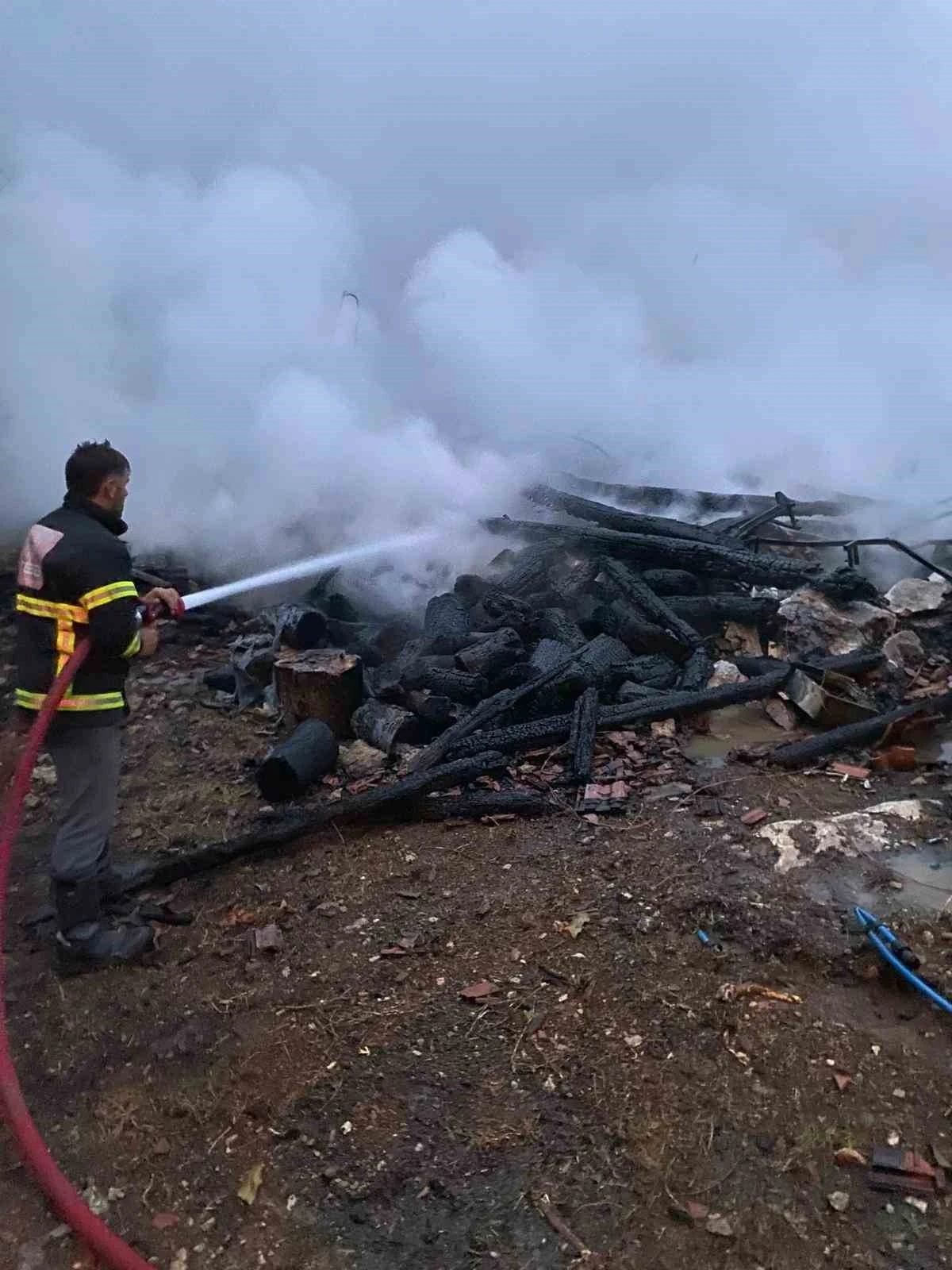 Kastamonu’da alevlere teslim olan ahşap ev küle döndü
