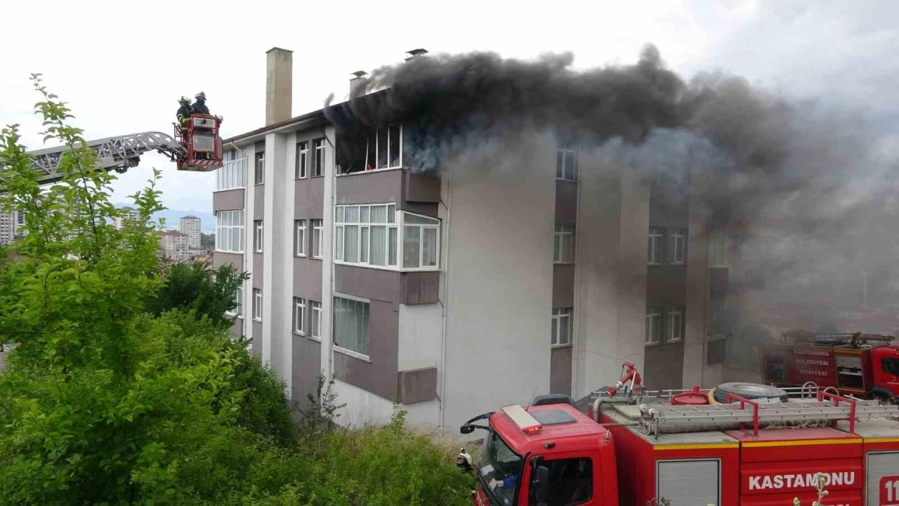 Kastamonu’da alevlere teslim olan daire kullanılamaz hale geldi
