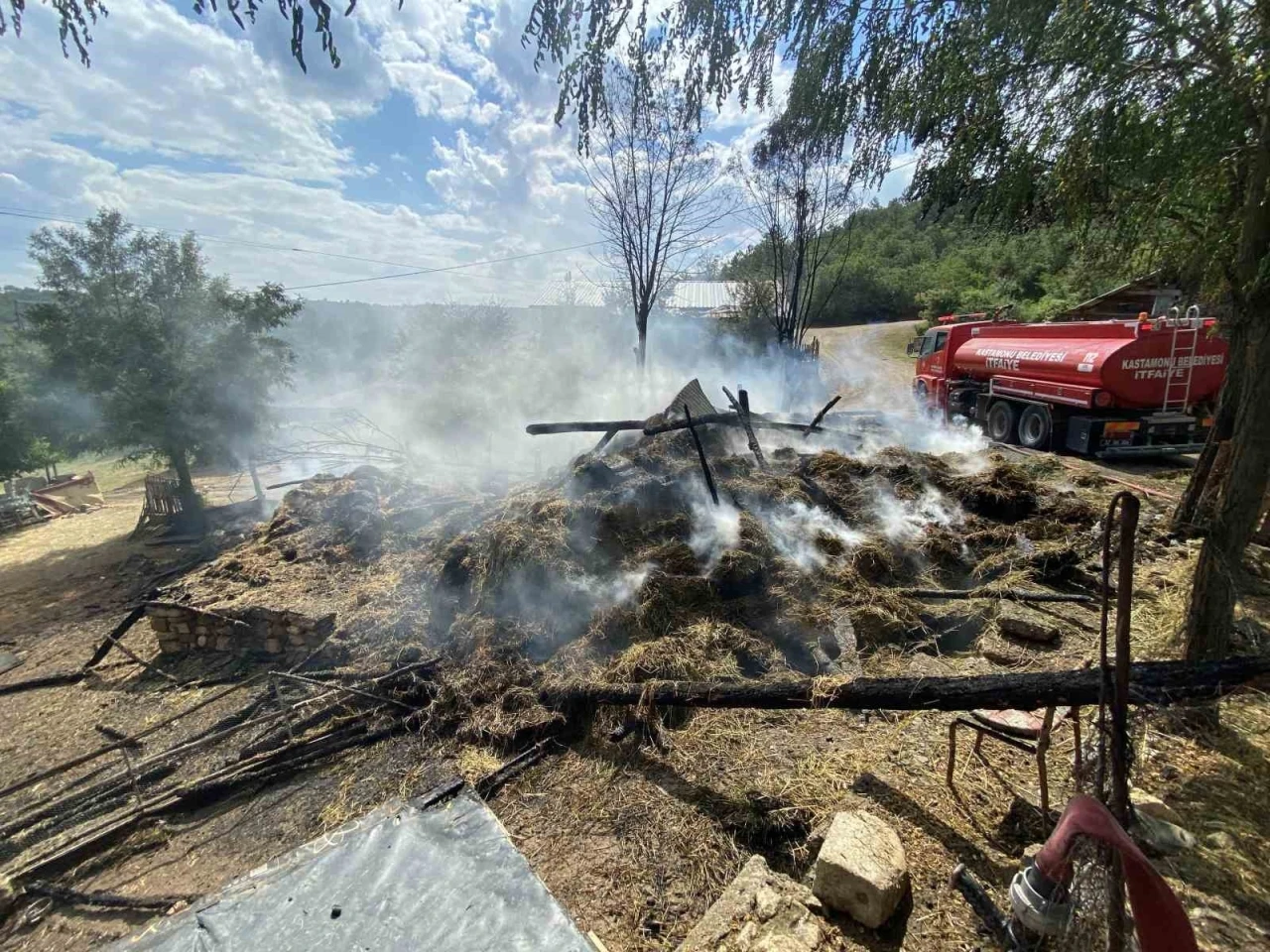 Kastamonu&rsquo;da alevlere teslim olan samanlık ve balyalar k&uuml;le d&ouml;nd&uuml;
