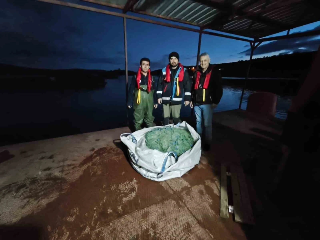 Kastamonu&rsquo;da baraj g&ouml;l&uuml;nde y&uuml;zlerce metre hayalet ağ ele ge&ccedil;irildi: 200 kilogram sazan kurtarıldı

