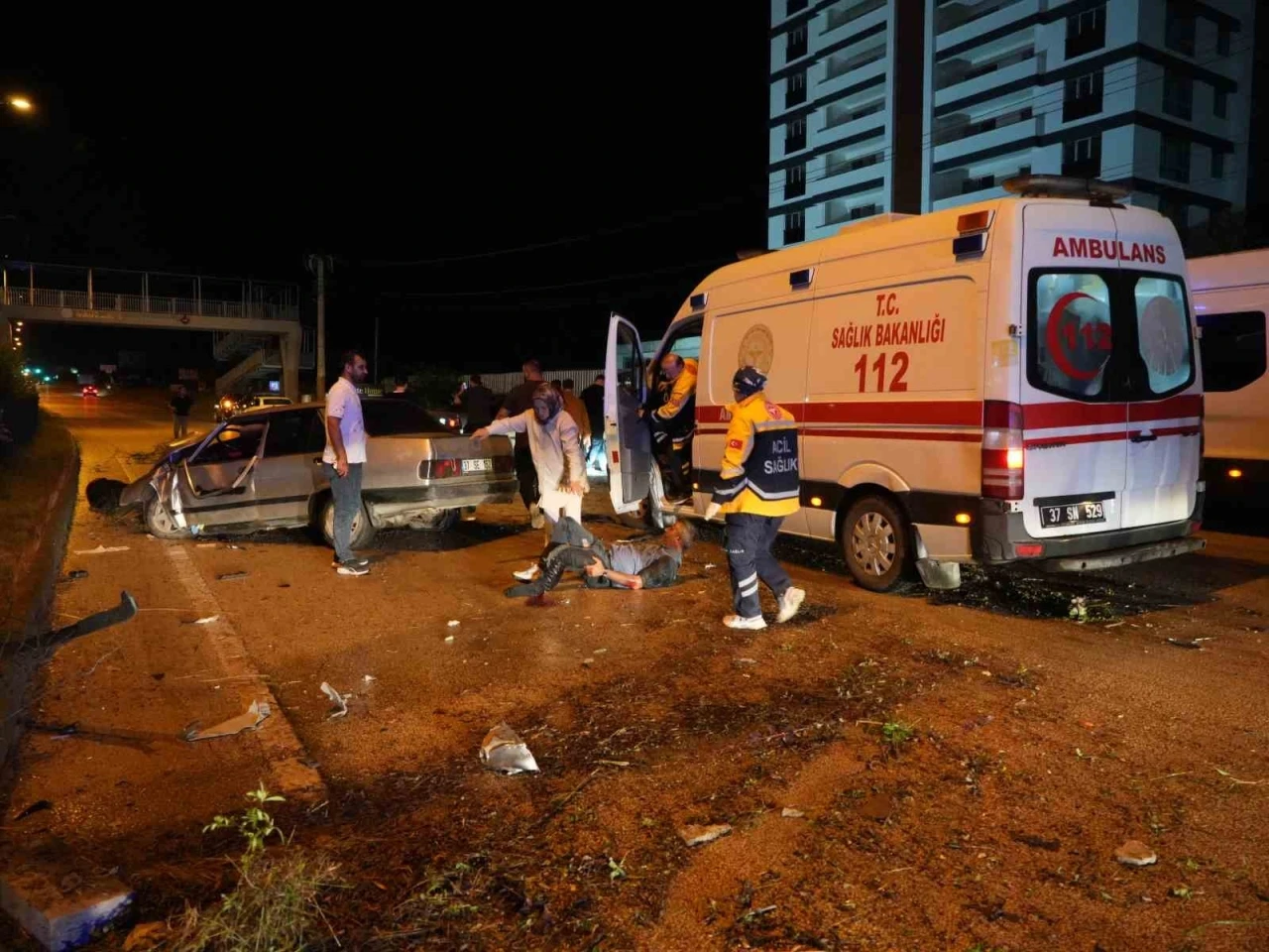 Kastamonu&rsquo;da can pazarı: Yaralıyı kurtarmaya &ccedil;alışanlara başka bir ara&ccedil; &ccedil;arptı : 6 yaralı
