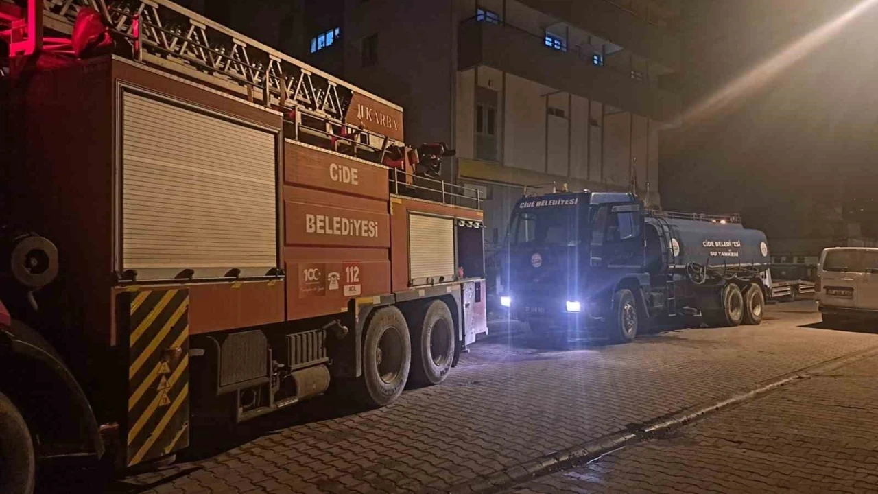 Kastamonu&rsquo;da &ccedil;ıkan &ccedil;atı yangını itfaiye tarafından s&ouml;nd&uuml;r&uuml;ld&uuml;
