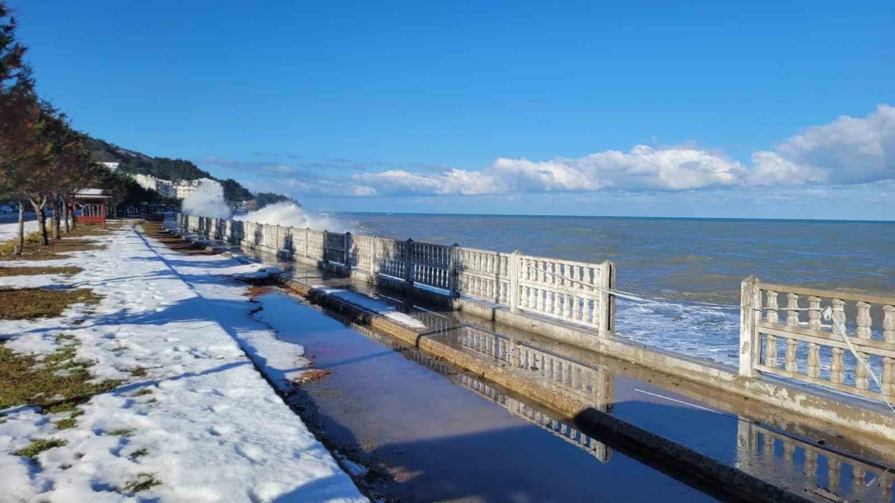 Kastamonu&rsquo;da dalgalar sahil şeridine zarar verdi
