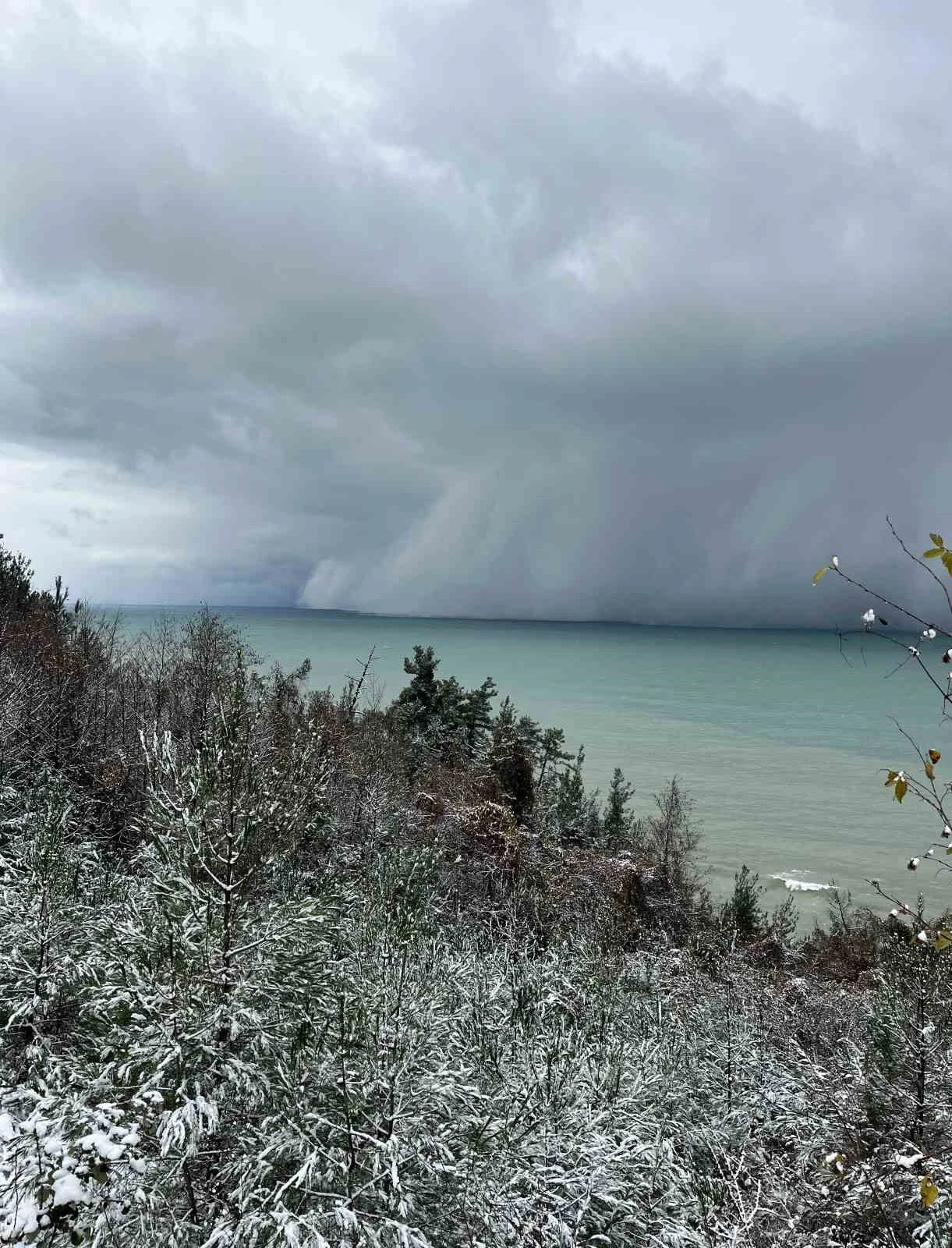 Kastamonu&rsquo;da &rsquo;deniz etkili kar yağışı&rsquo; ilgin&ccedil; g&ouml;r&uuml;nt&uuml; oluşturdu
