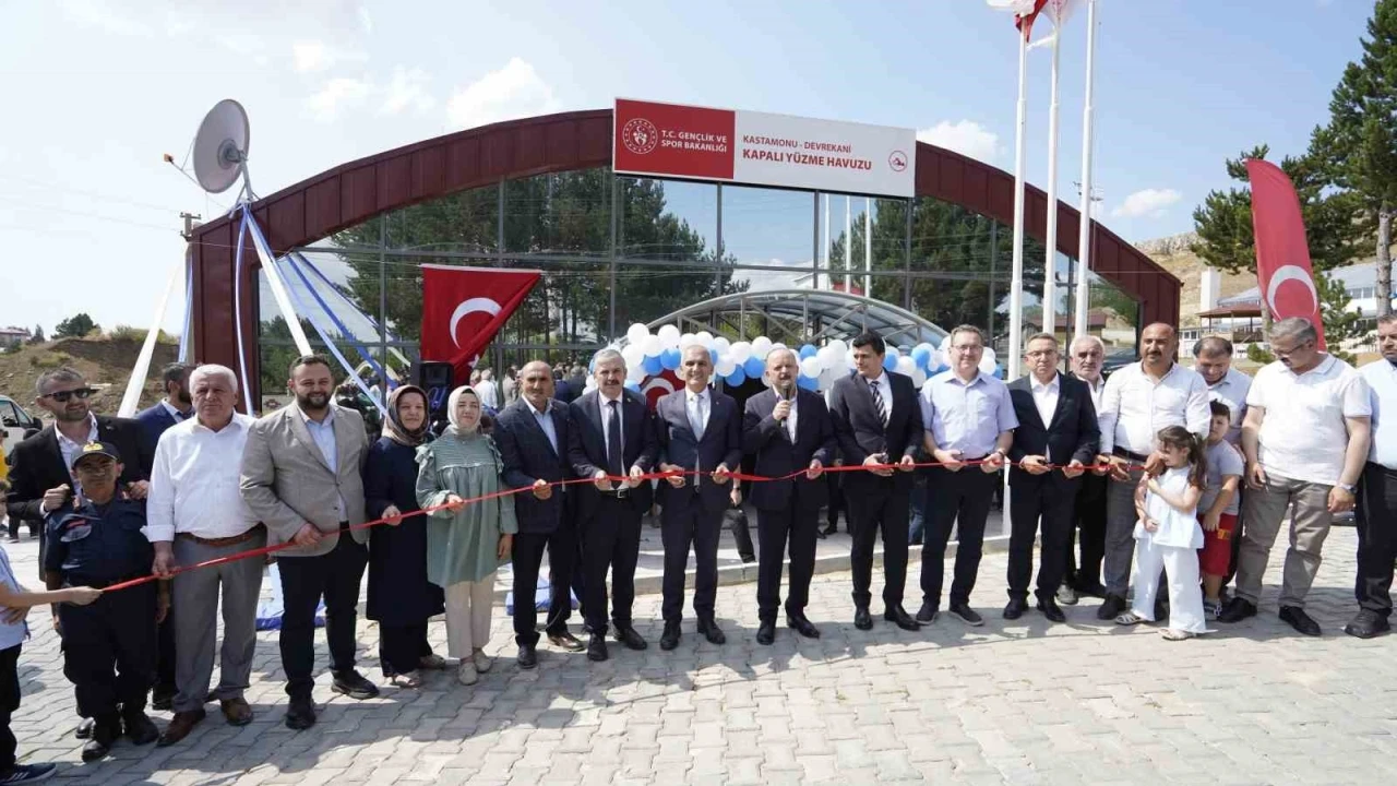 Kastamonu’da, Devrekani Kapalı Yüzme Havuzu hizmete açıldı
