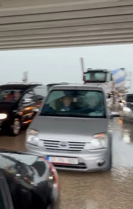 Kastamonu’da dolu etkili oldu, sürücüler köprü altına girerek araçlarını korumaya çalıştı
