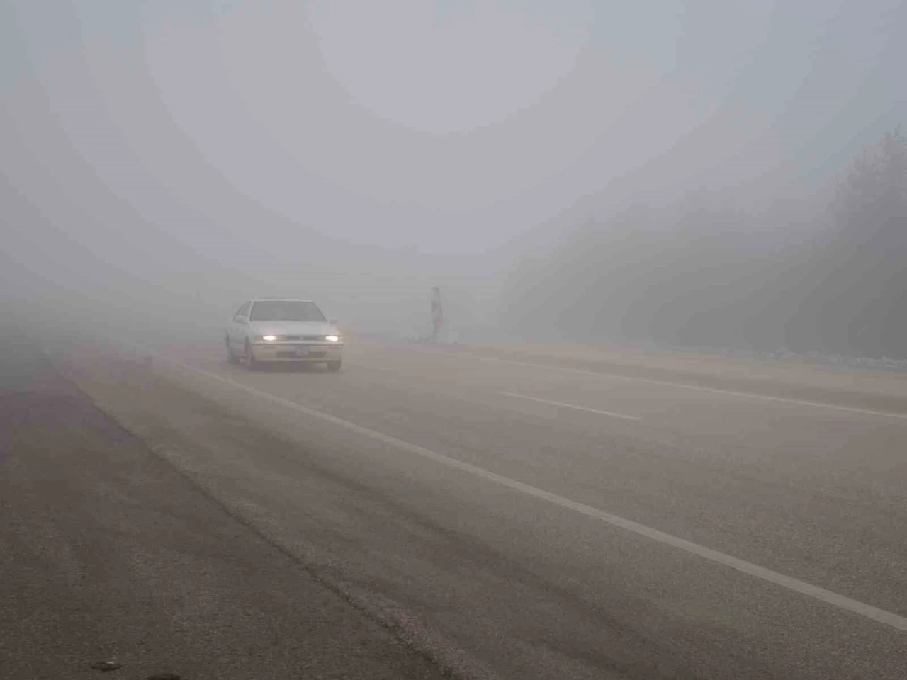Kastamonu’da görüş mesafesini 20 metreye kadar düşüren sis trafiği olumsuz etkiliyor