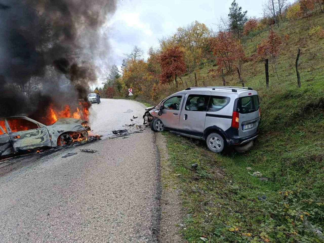 Kastamonu&rsquo;da hafif ticari ara&ccedil; ile otomobil &ccedil;arpıştı: 2 yaralı
