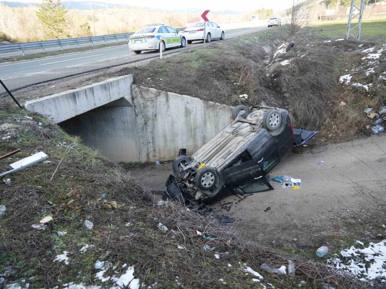 Kastamonu&rsquo;da hafif ticari ara&ccedil; şarampole u&ccedil;tu: 1 &ouml;l&uuml;
