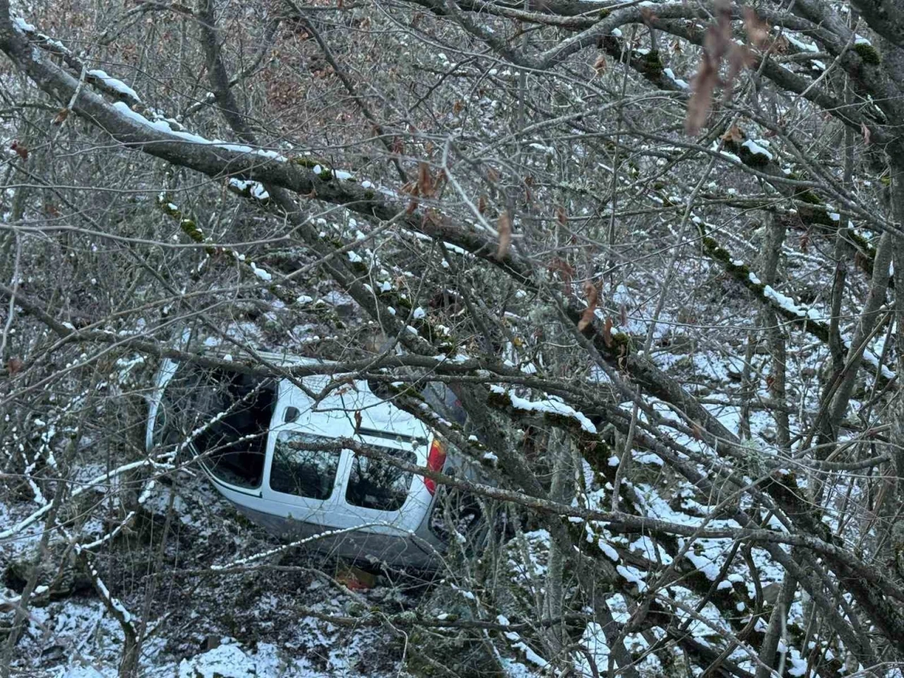 Kastamonu&rsquo;da hafif ticari ara&ccedil; şarampole yuvarlandı, s&uuml;r&uuml;c&uuml; yara almadan kurtuldu
