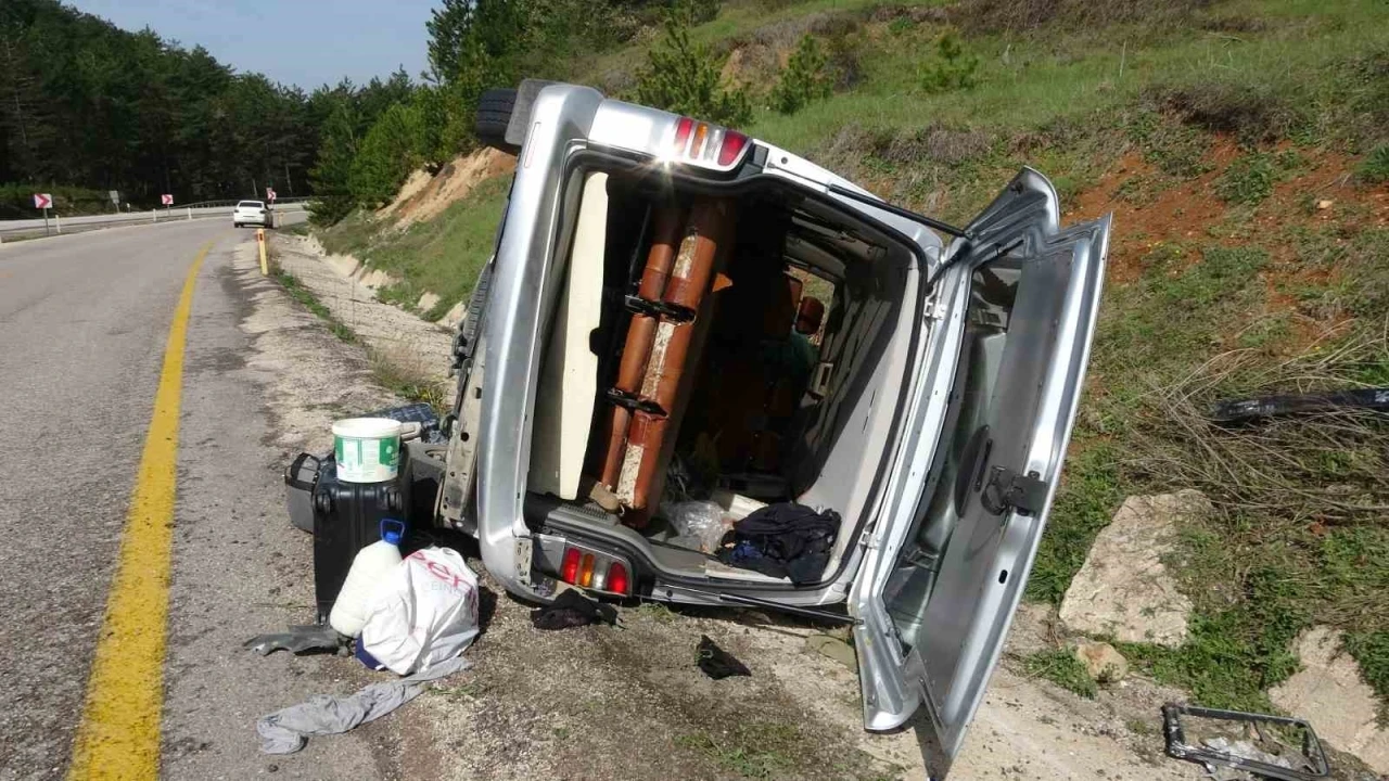 Kastamonu’da hafif ticari araç takla attı: 4 yaralı
