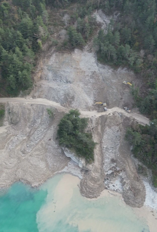 Kastamonu&rsquo;da heyelan nedeniyle ulaşıma kapanan yolda &ccedil;alışmalar s&uuml;r&uuml;yor
