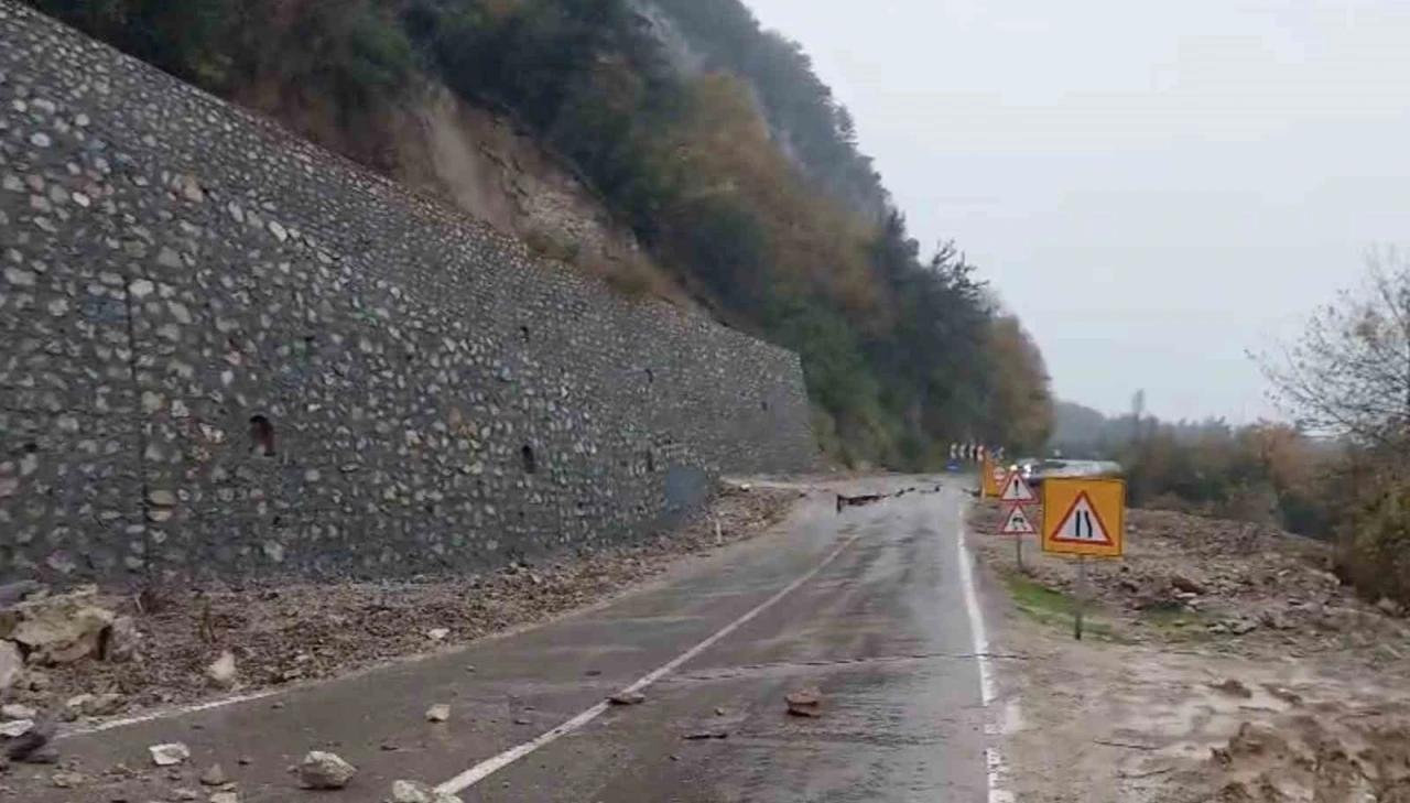 Kastamonu&rsquo;da heyelan sebebiyle &ccedil;&ouml;ken yol ulaşıma kapandı

