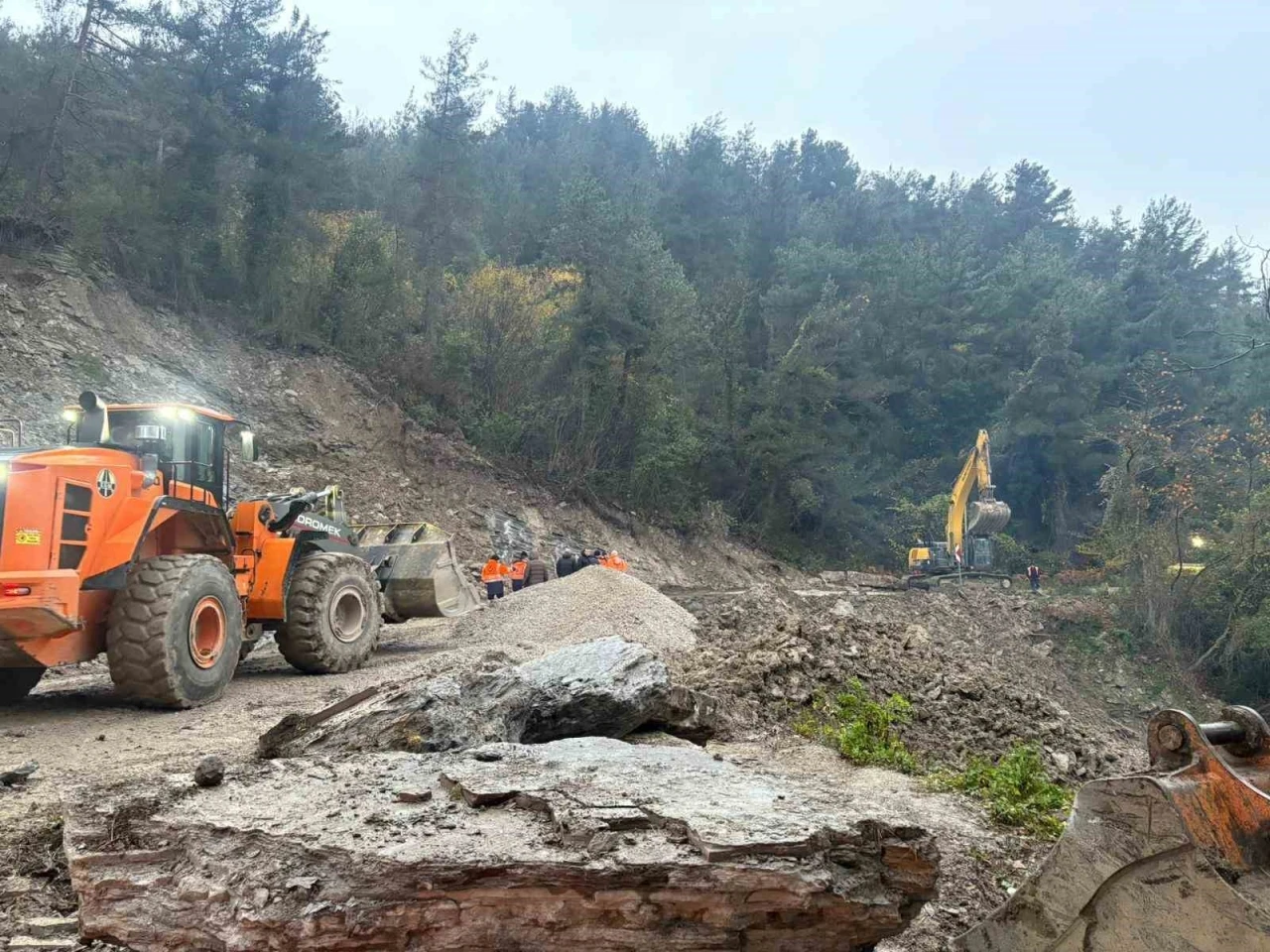 Kastamonu&rsquo;da heyelan sebebiyle kapanan yol ulaşıma a&ccedil;ıldı
