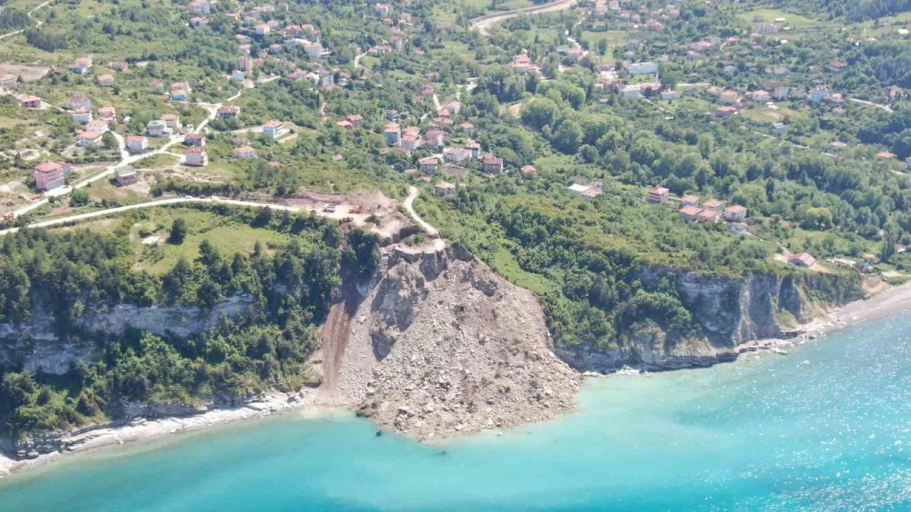Kastamonu’da heyelan: Yoldan kopan kütle, denizle birleşti
