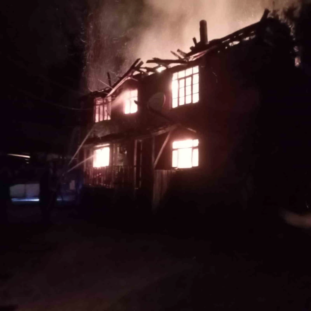Kastamonu’da iki katlı ahşap ev, çıkan yangında küle döndü
