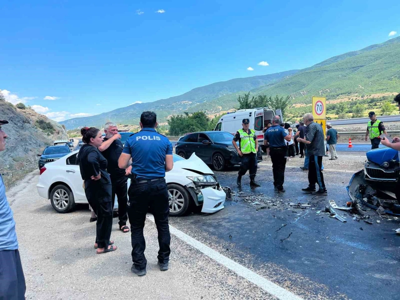 Kastamonu&rsquo;da iki otomobil &ccedil;arpıştı: 5 yaralı
