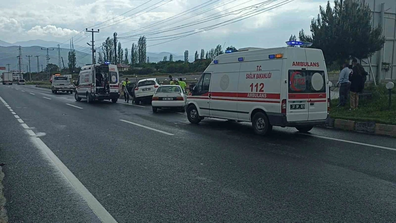 Kastamonu’da iki otomobil çarpıştı: 5 yaralı
