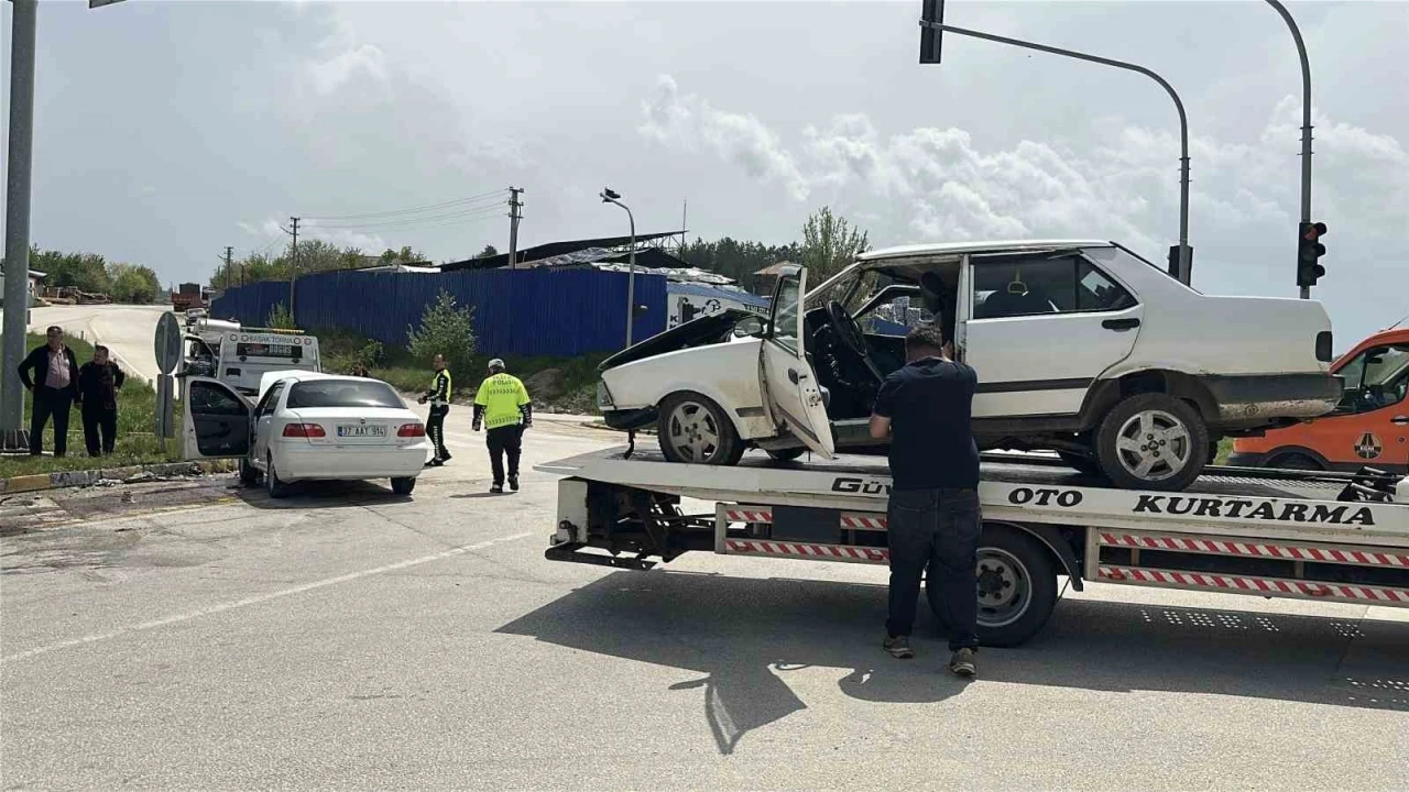 Kastamonu&rsquo;da iki otomobil kavşak i&ccedil;erisinde &ccedil;arpıştı: 8 yaralı
