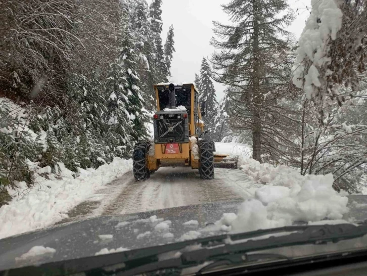 Kastamonu’da kardan kapanan yollarda çalışmalar sürüyor
