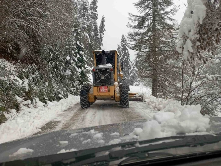 Kastamonu’da kardan kapanan yollarda çalışmalar sürüyor