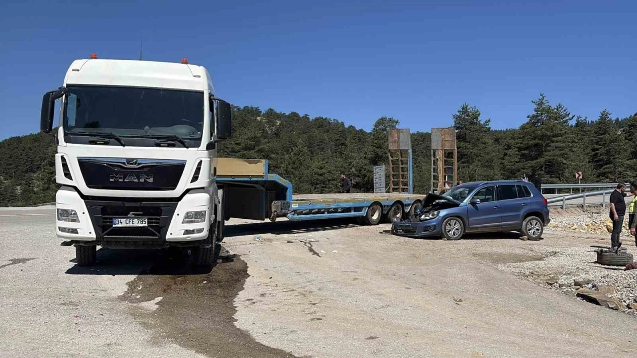 Kastamonu&rsquo;da otomobil ile tır &ccedil;arpıştı: 4 yaralı
