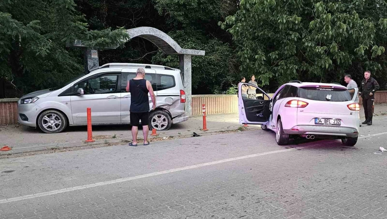 Kastamonu’da otomobil park halindeki araca çarptı: 2 yaralı
