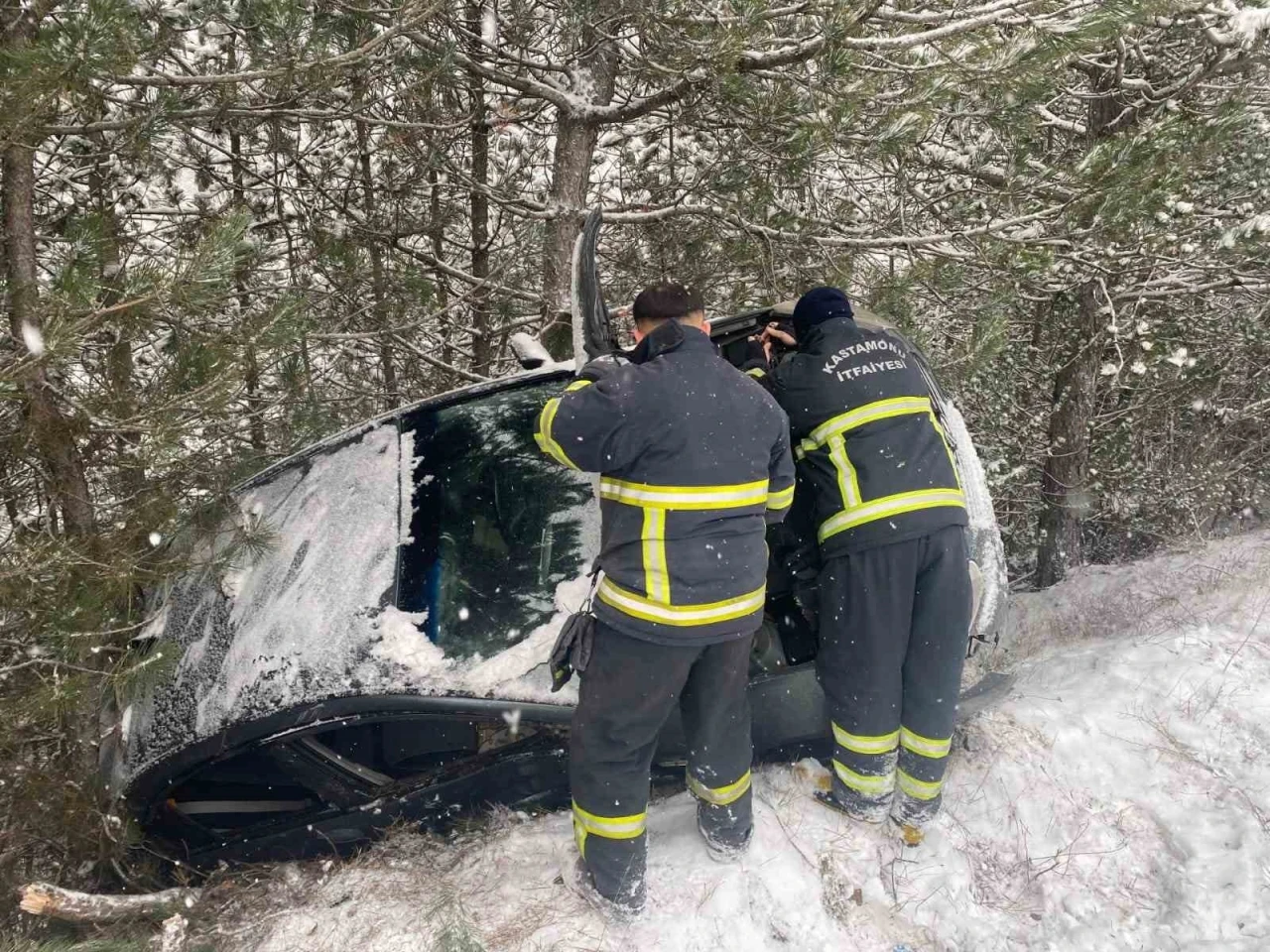Kastamonu&rsquo;da otomobil şarampole yuvarlandı: 2 yaralı
