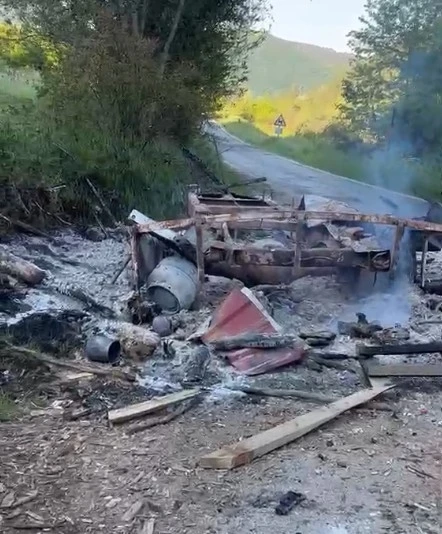 Kastamonu&rsquo;da park halindeki karavan ile iş makinesi yandı
