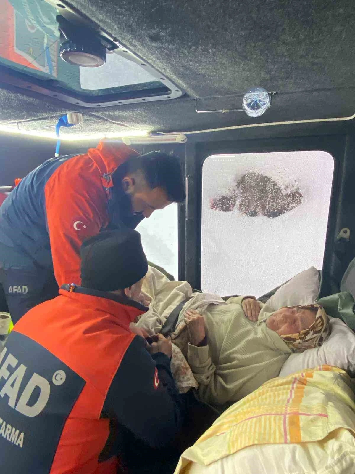Kastamonu&rsquo;da rahatsızlanan yaşlı kadını, AFAD ekipleri hastaneye ulaştırdı
