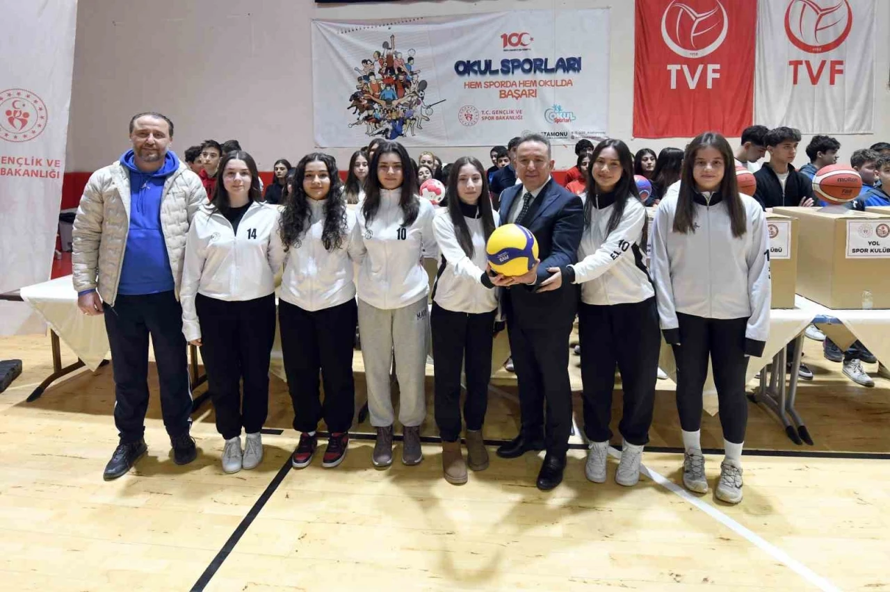 Kastamonu&rsquo;da spor kul&uuml;pleri ve okullara 7 milyon TL değerinde malzeme desteği
