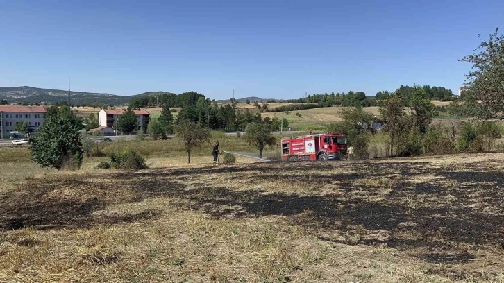 Kastamonu’da tarlada çıkan anız yangınını itfaiye ekipleri söndürdü