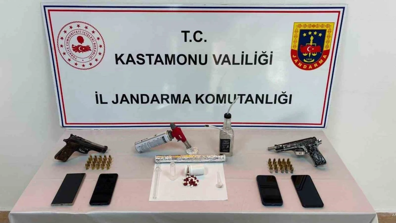 Kastamonu&rsquo;da uyuşturucu operasyonlarında yakalanan 3 ş&uuml;pheli tutuklandı
