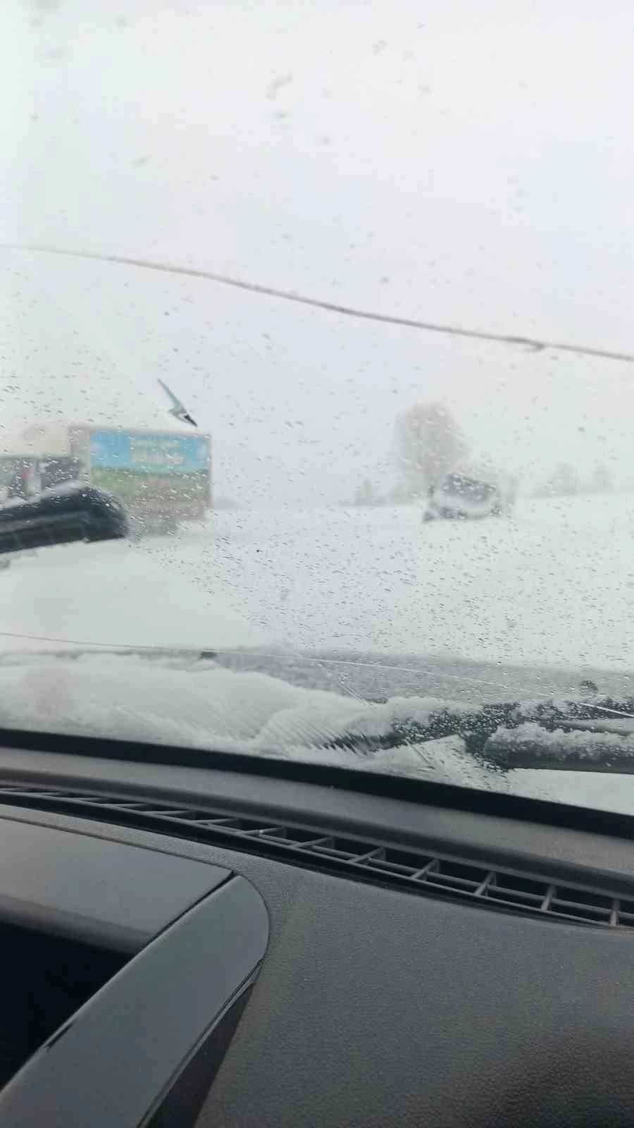 Kastamonu&rsquo;da yoldan &ccedil;ıkan yolcu otob&uuml;s&uuml; kara saplandı
