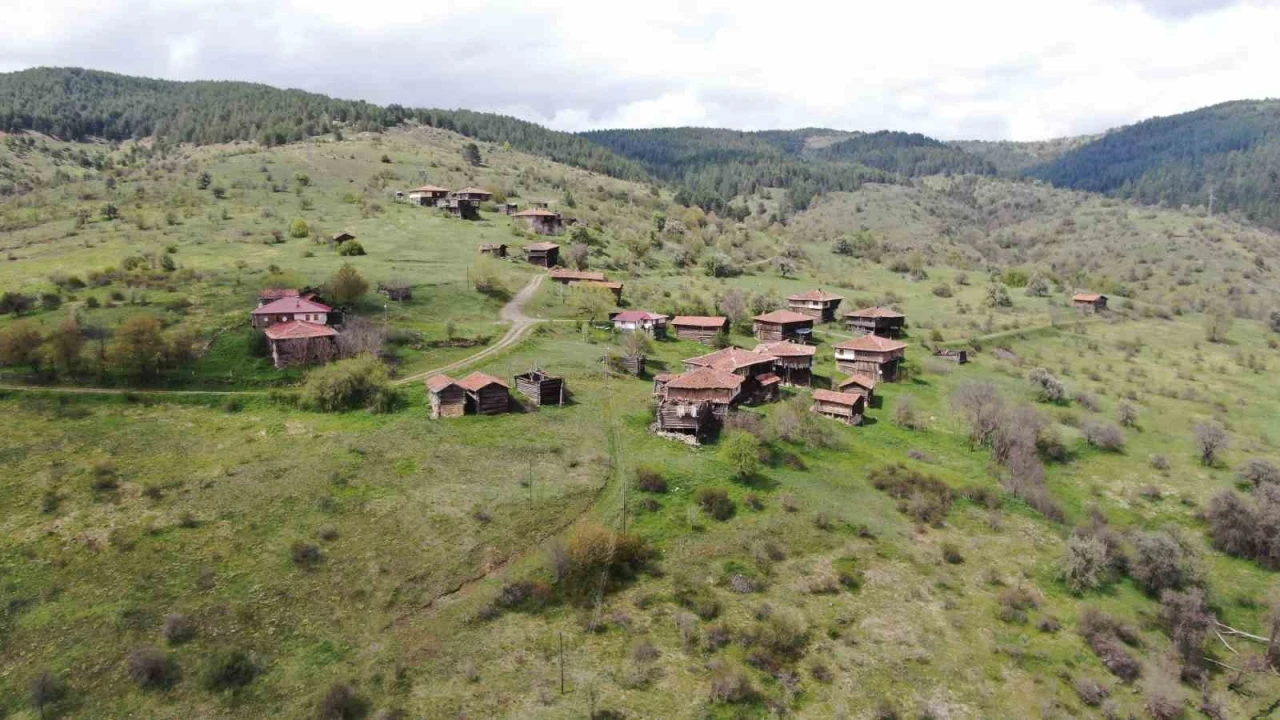 Kastamonu’nun tarihi köy evlerinin mimarisi, doğal güzelliğiyle büyülüyor

