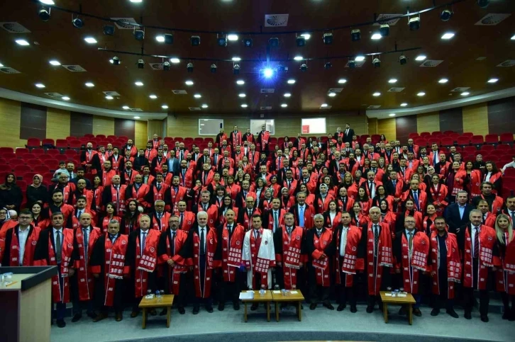 Kastamonu &Uuml;niversitesi&rsquo;nde 356 &ouml;ğretim &uuml;yesi c&uuml;bbelerini giydi
