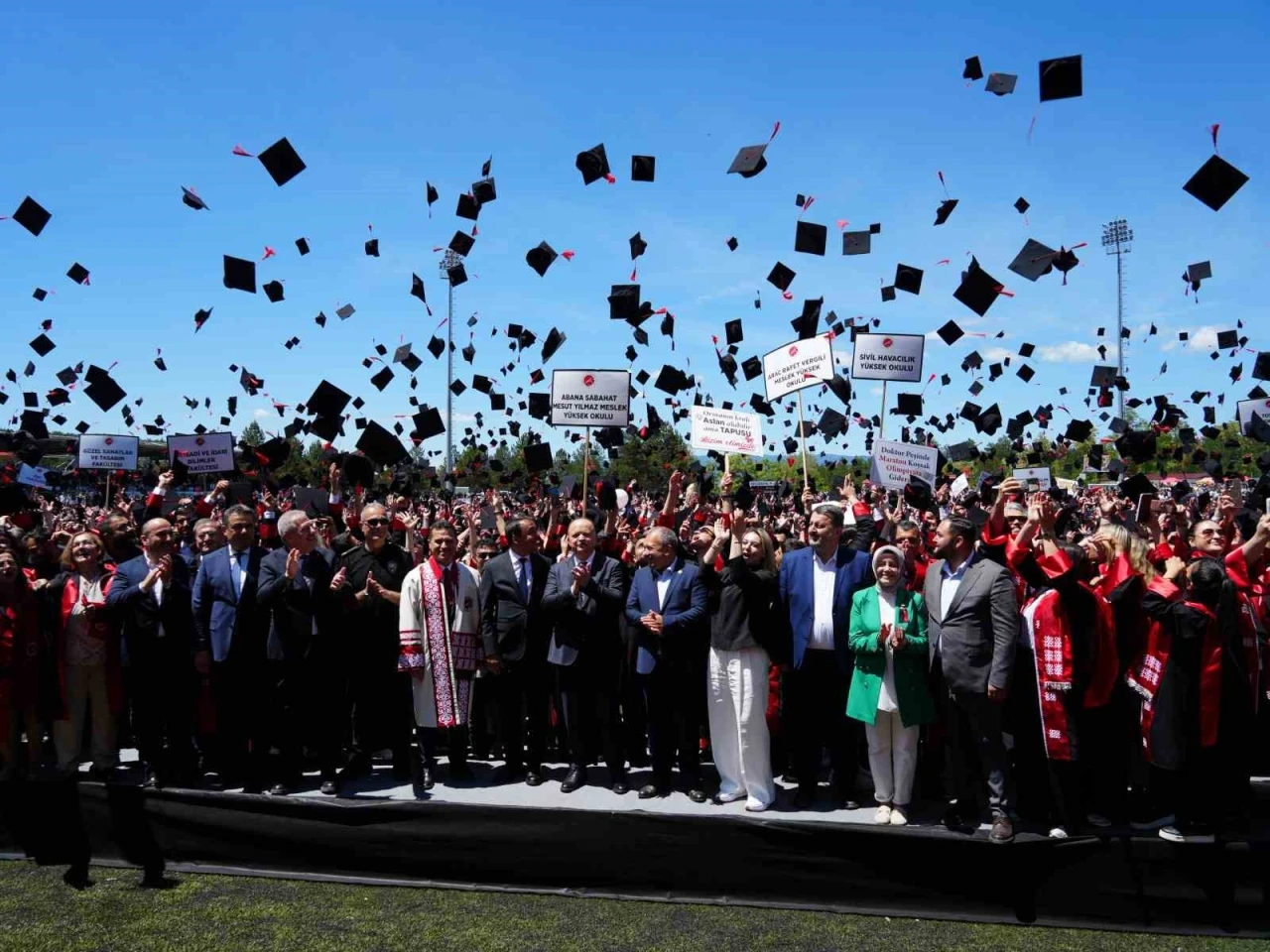 Kastamonu &Uuml;niversitesi&rsquo;nde 4 binden fazla &ouml;ğrenci mezuniyet coşkusu yaşadı
