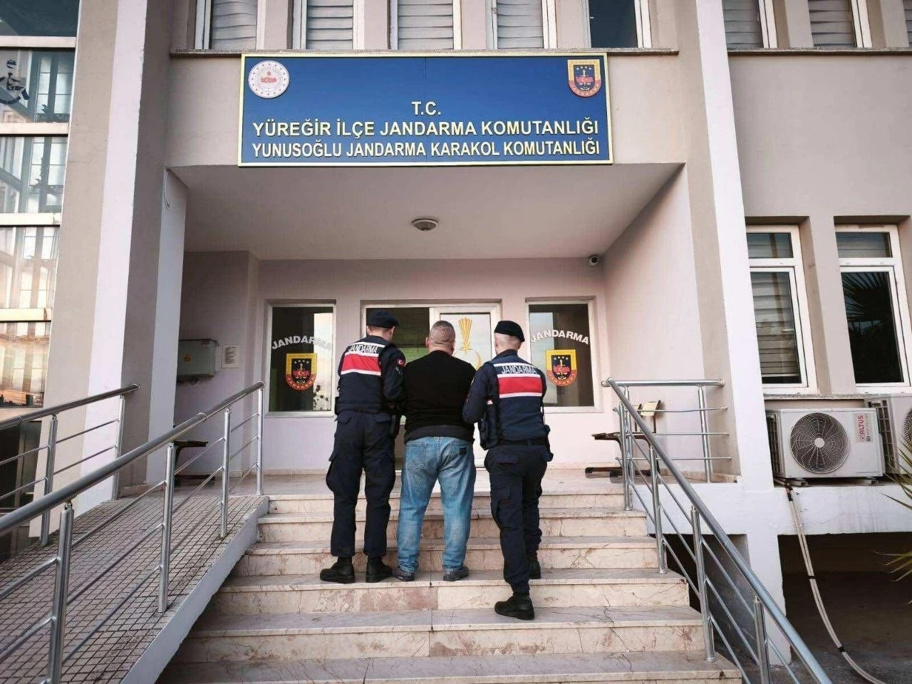 Kasten &ouml;ld&uuml;rme su&ccedil;undan aranan h&uuml;k&uuml;ml&uuml; yakalandı
