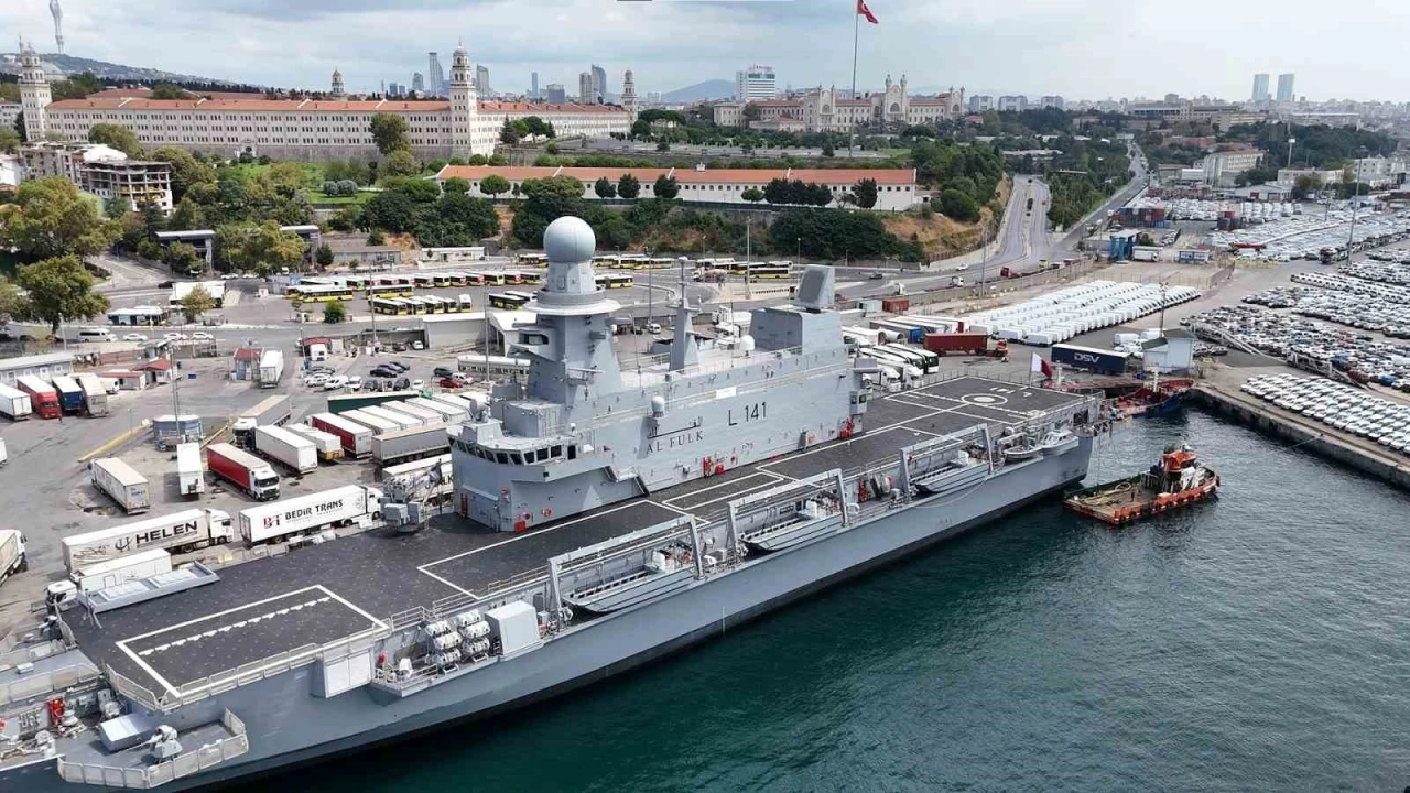 Katar donanmasının amfibi gemisi &quot;Al Fulk&quot; İstanbul’da
