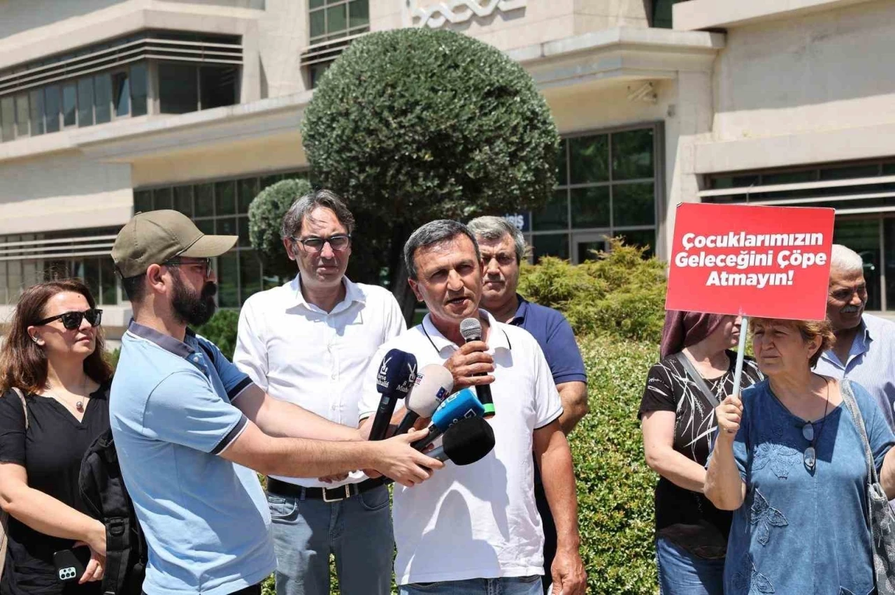 Katı atık tesisine karşı 5 binden fazla imza Bursa B&uuml;y&uuml;kşehir&rsquo;e teslim edildi
