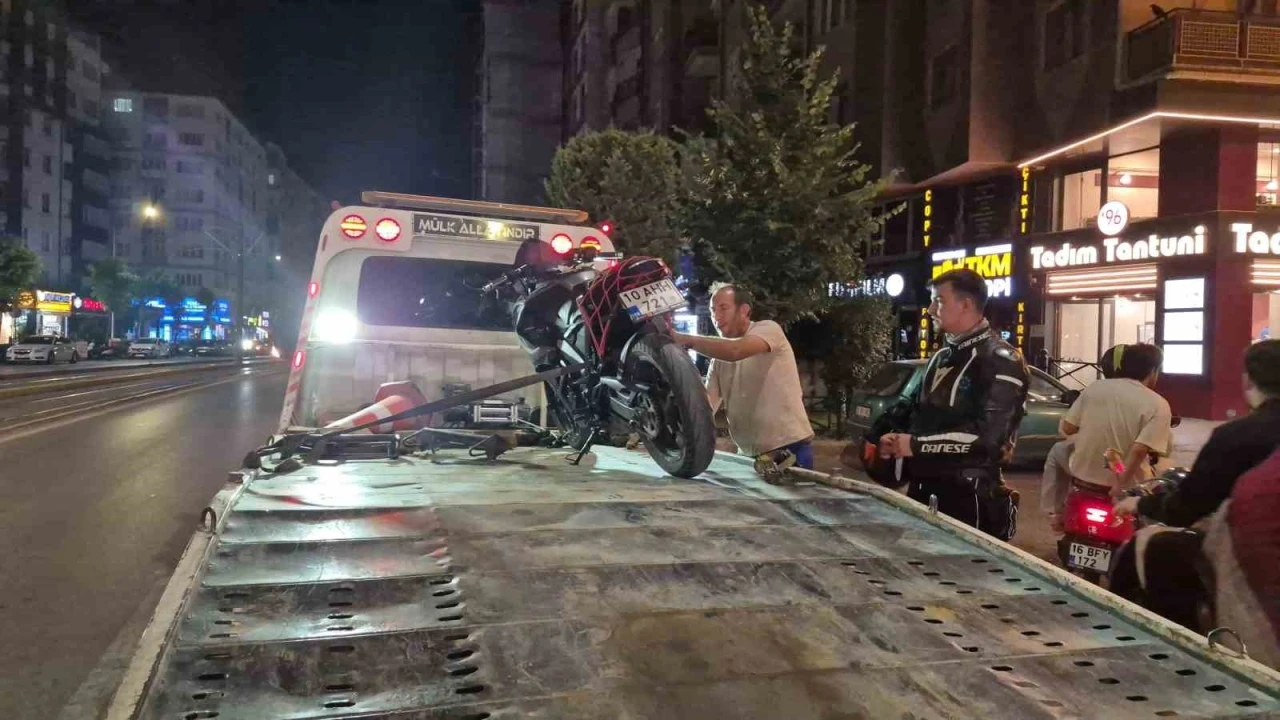 Katlanır plaka ile polise yakalanan motosiklet s&uuml;r&uuml;c&uuml;s&uuml;ne 140 bin lira ceza
