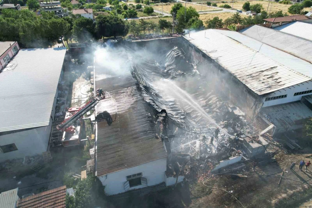 Kau&ccedil;uk fabrikasındaki yangın 3 saatlik &ccedil;alışmayla kontrol altına alındı

