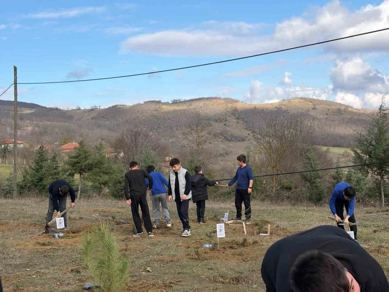 Kavak’ta doğa için fidan, eğitim için kitap desteği
