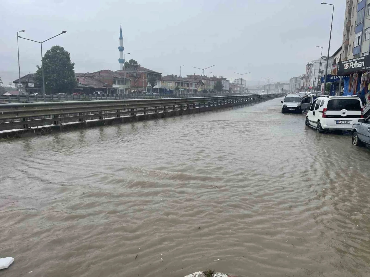 Kavak&rsquo;ta sağanak yağış etkili oldu: Yollar g&ouml;le d&ouml;nd&uuml;
