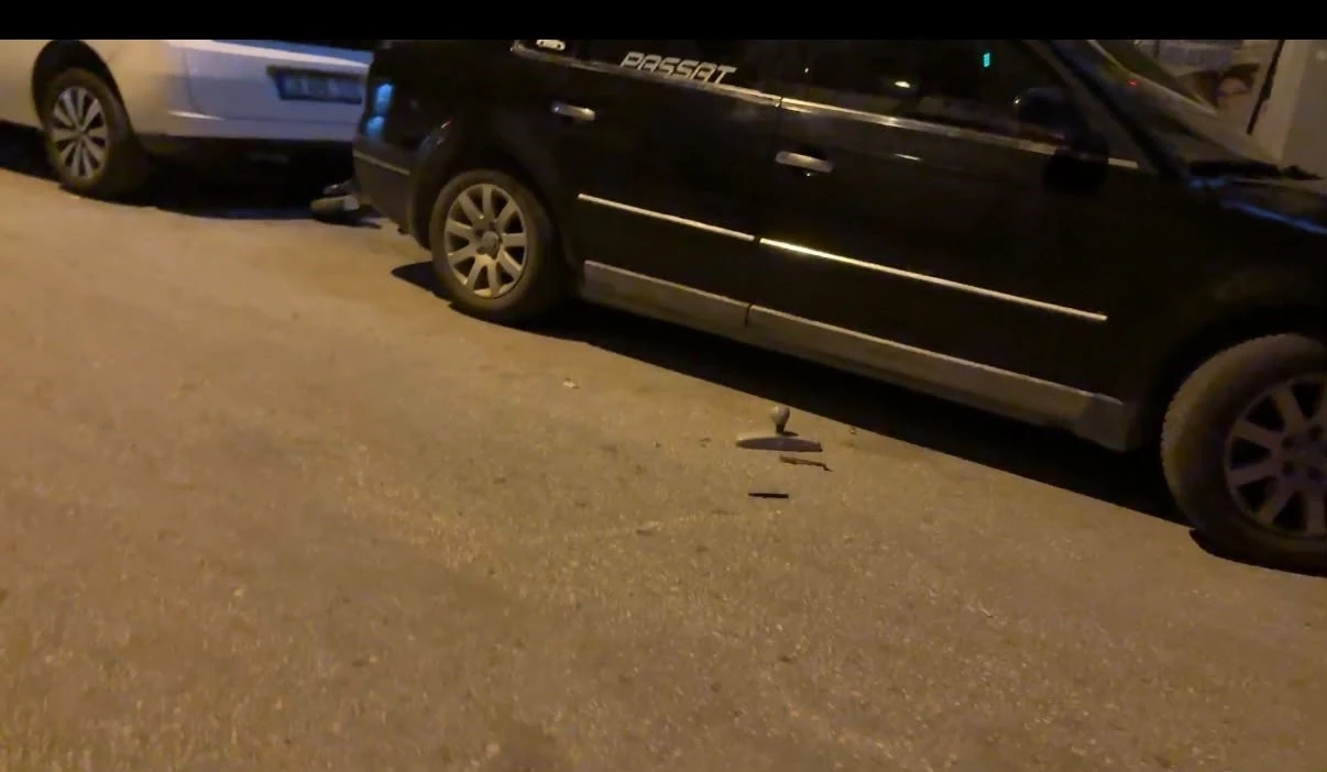 Kavga eden grup polisi g&ouml;r&uuml;nce dağıldı, geriye kol saati ve kapı kolu kaldı
