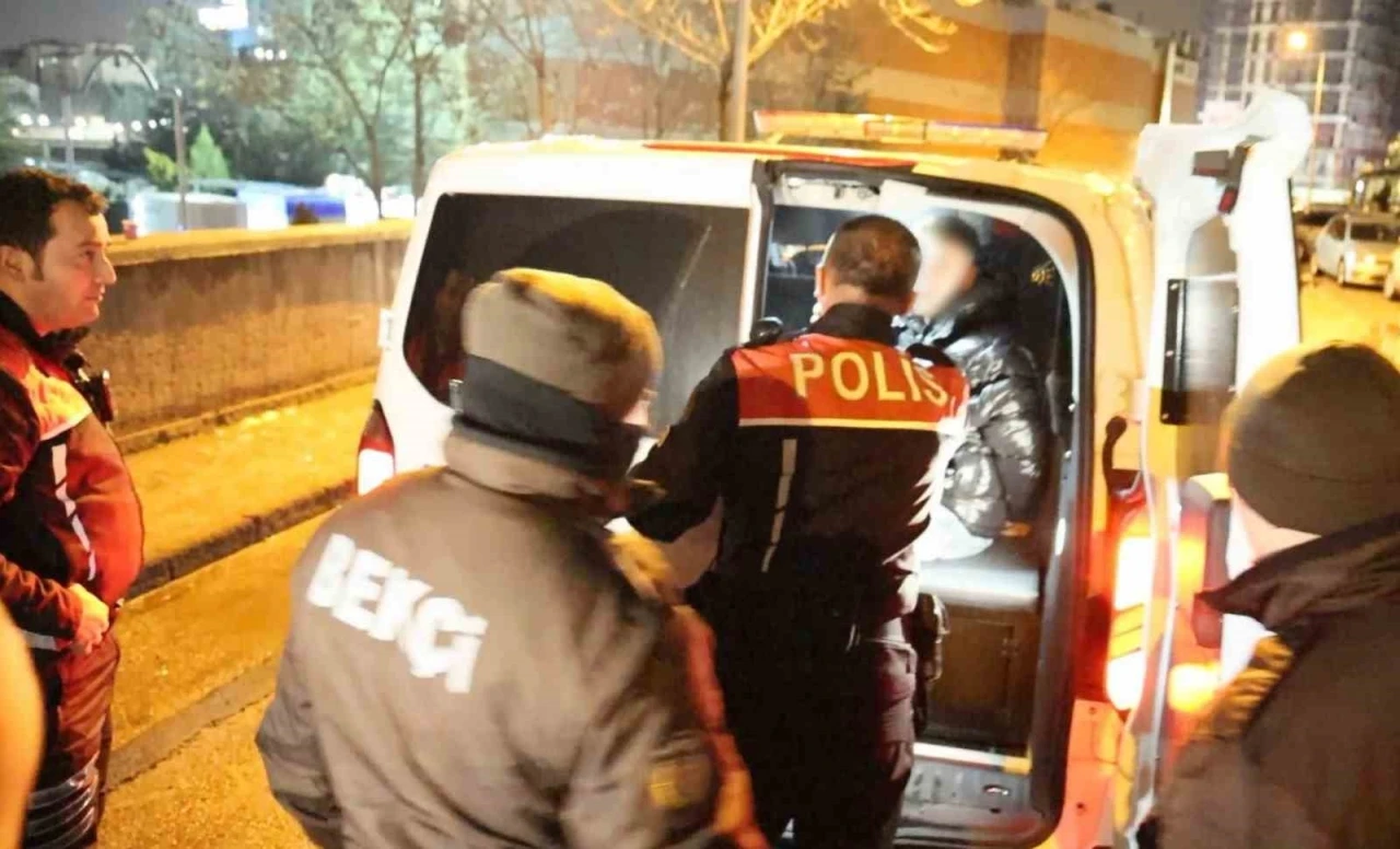 Kavga edip ka&ccedil;tılar, polisin kovalamacasıyla yakalandılar
